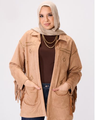 جاكيت سويد أنيق بتقليمات وشراشيب عصرية