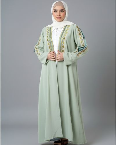 "عباءة من الكتان الصافي بلمسات تطريز فاخرة"