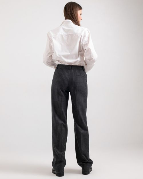 FITTED STRIPED BLACK PANTS
